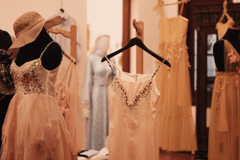 Najlepsze suknie na ślub dla mam: jakie wybrać?